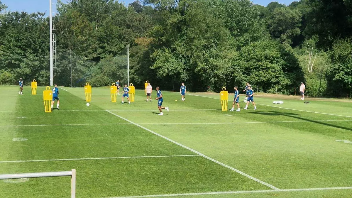 Hassan no se entrena con el Oviedo a 8 días del debut liguero: así está el extremo francés