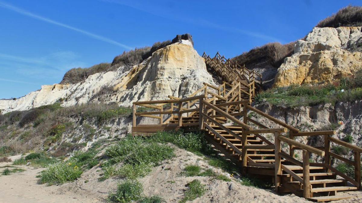 El paraíso virgen de Huelva a hora y media de Sevilla que esconde una playa desierta con aguas turquesas y una enorme pasarela de madera