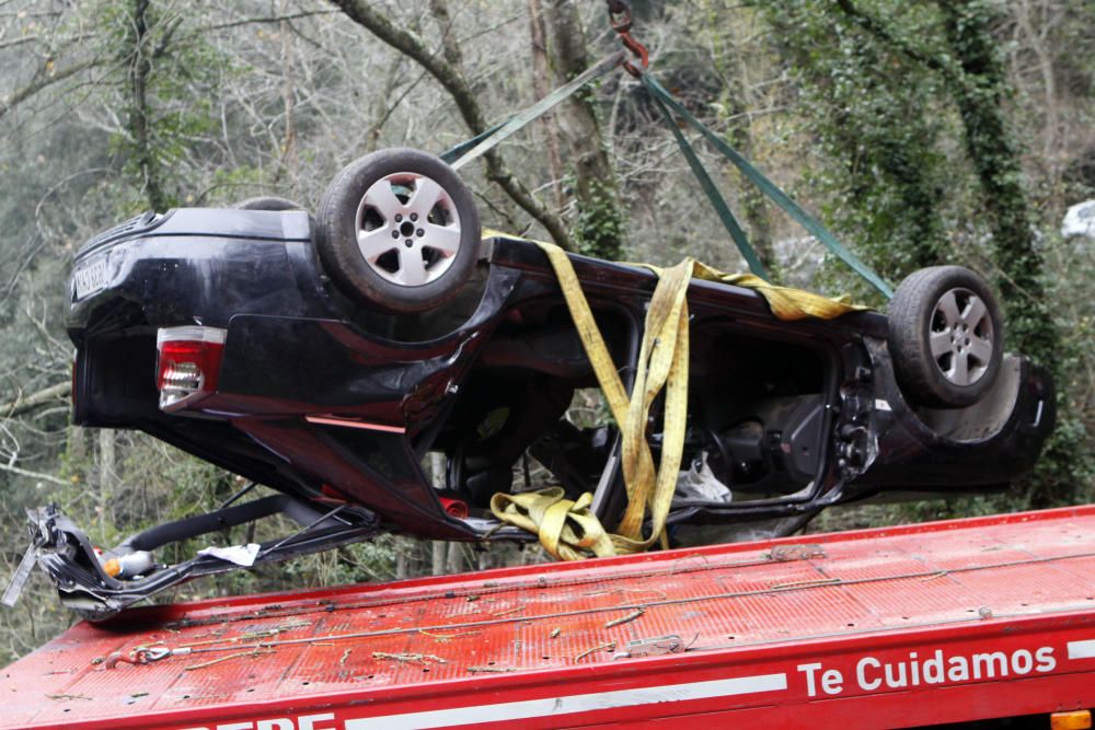 Retiren el vehicle accidentat en una pista forestal de Susqueda