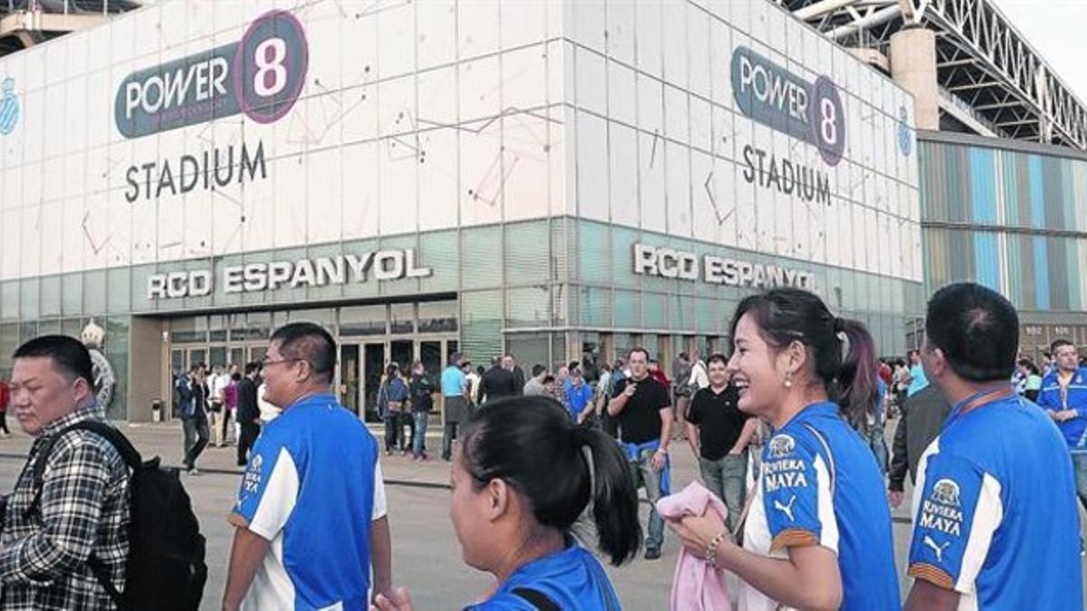 Varios de los inversores frente al estadio del RCD Espanyol en el 2014.