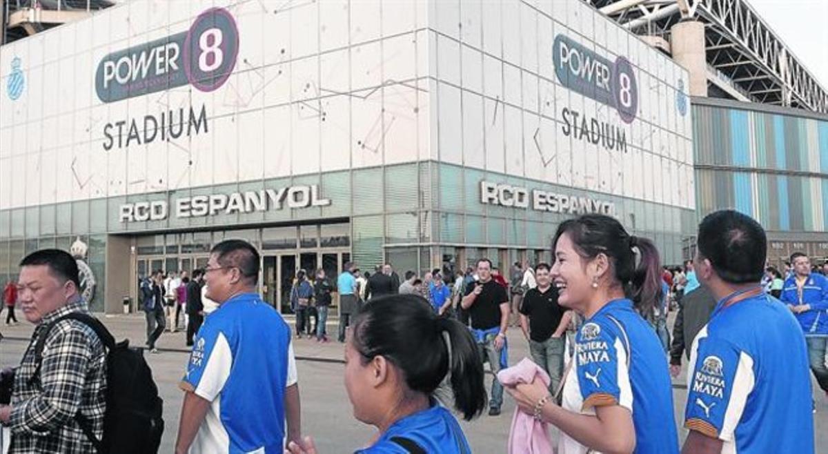 Diversos dels inversors al davant de l’estadi del RCD Espanyol el 2014. Diversos dels inversors al davant de l’estadi del RCD Espanyol el 2014.