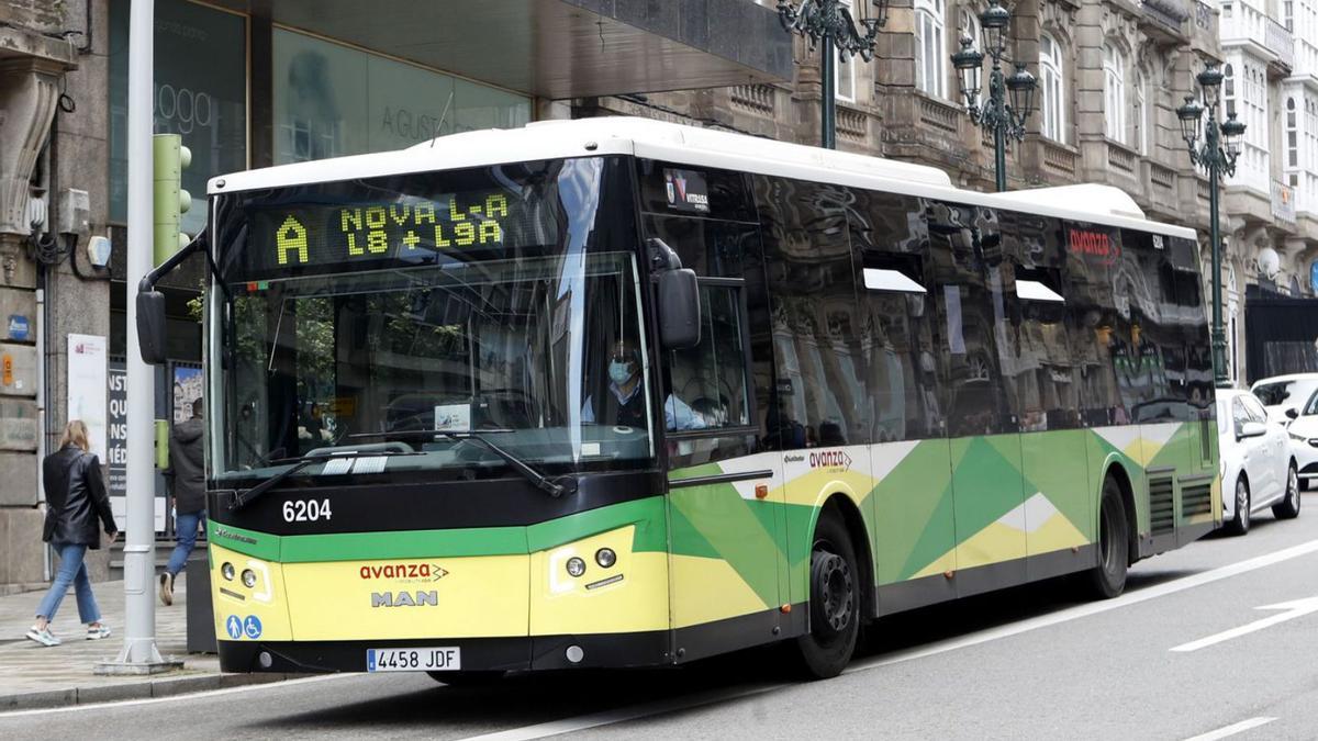 Uno de los autobuses de la línea A de Vitrasa en su primer día de recorrido. |   // JOSÉ LORES