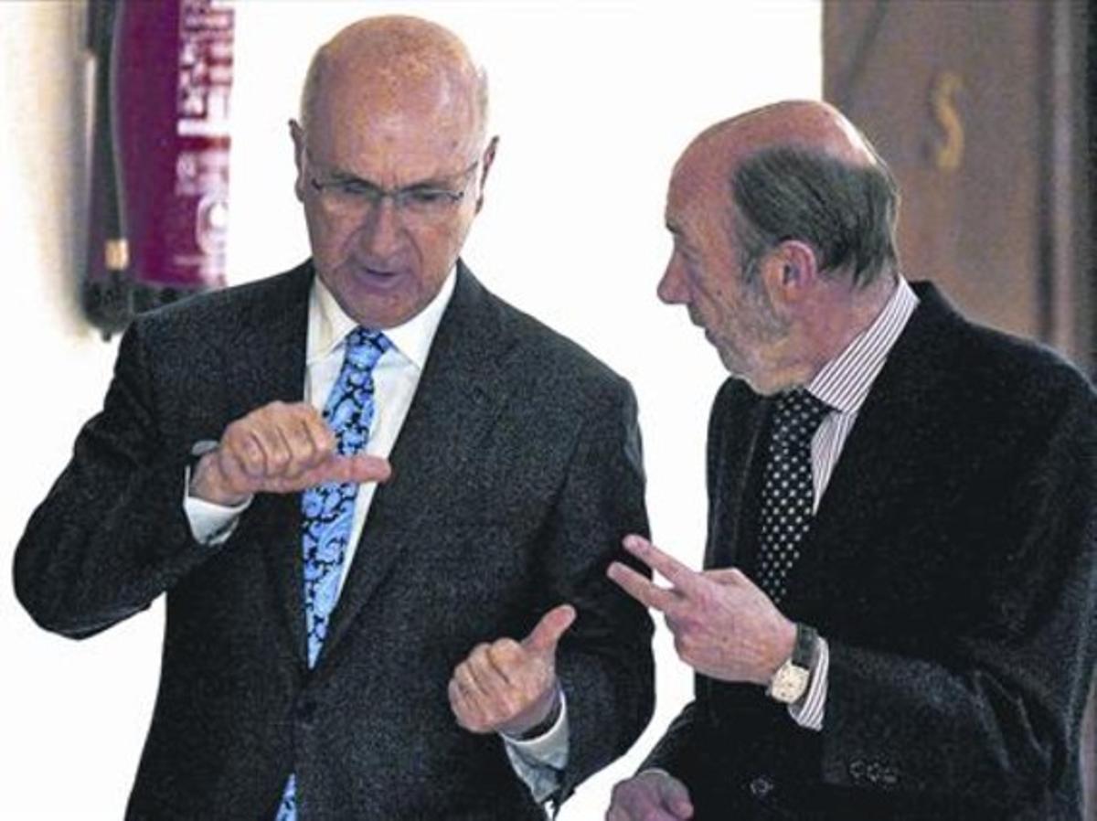 Josep Antoni Duran Lleida i Alfredo Pérez Rubalcaba, ahir, als passadissos del Congrés dels Diputats.