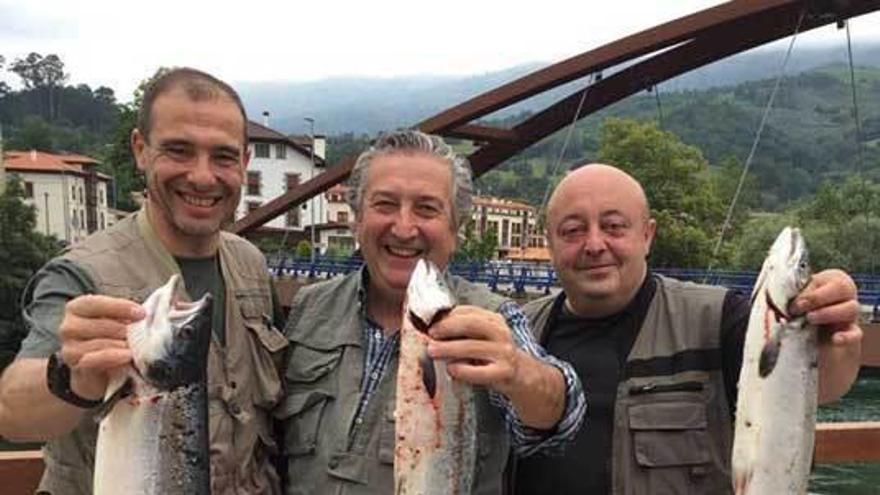 Luis Aurelio Menéndez, Antón Puente y Ramón Celorio, con el cupo logrado el martes en el coto El Tilo, en el río Cares.