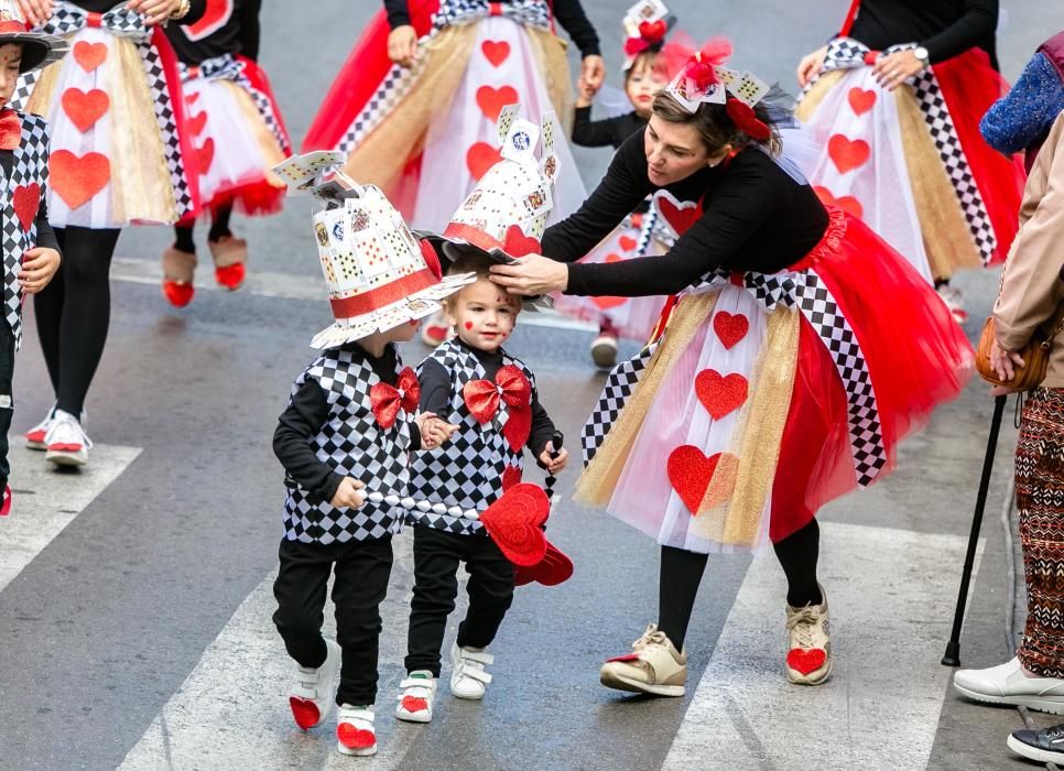 Los más pequeños desfilan en el Carnaval Infantil de Benidorm.