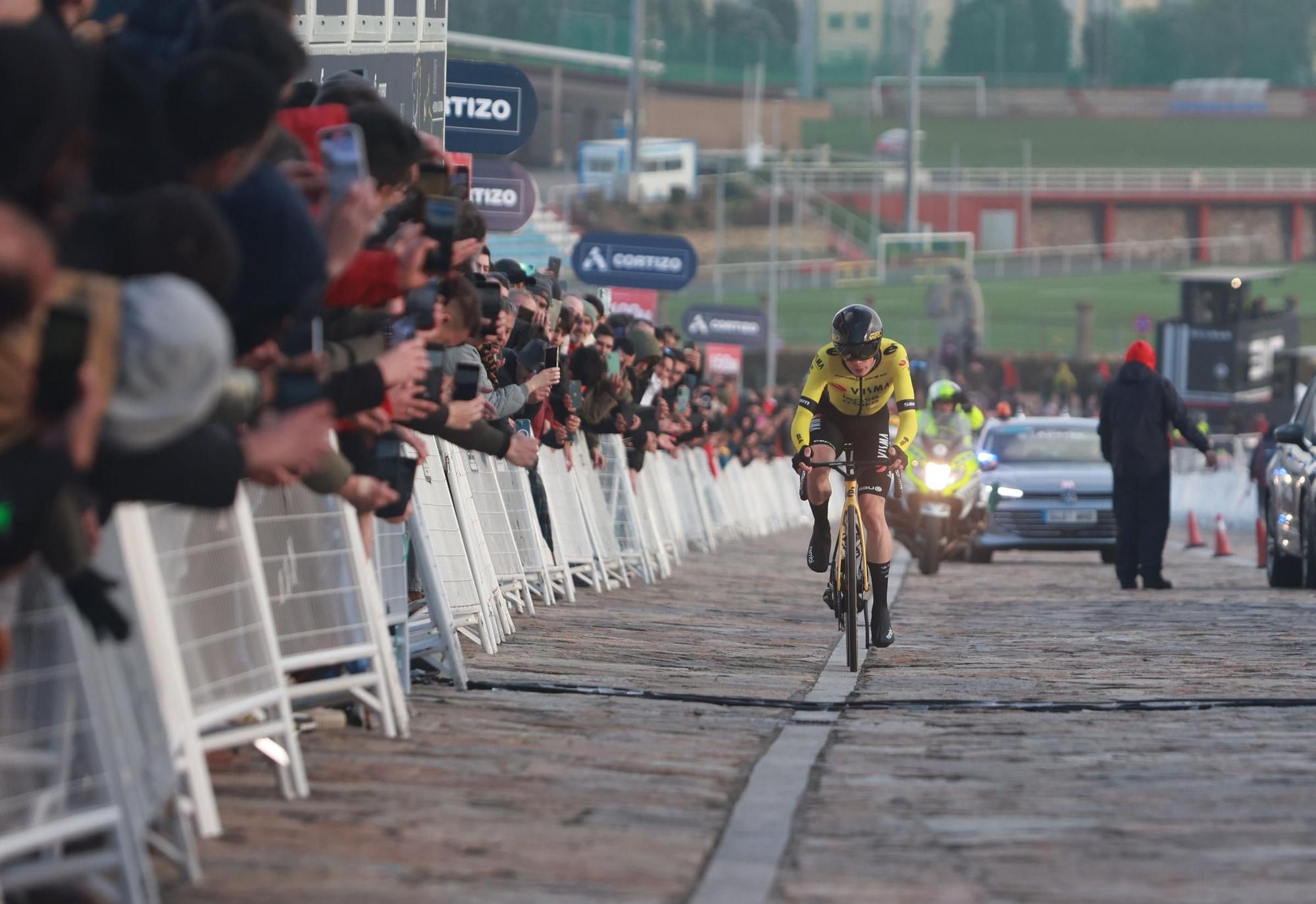 El joven corredor Joshua Tarling se impone en la contrarreloj inaugural de O Gran Camiño en A Coruña