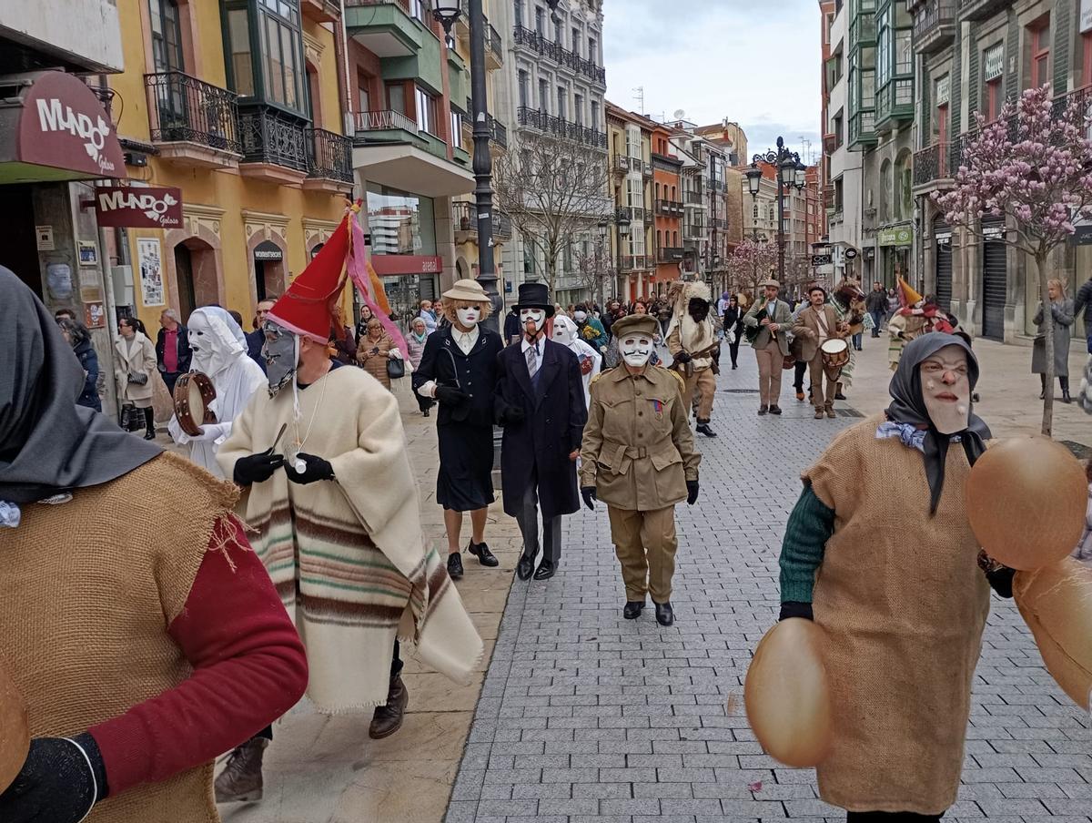 En imágenes: el Antroxu tradicional de Avilés, de pasacalles y comedia