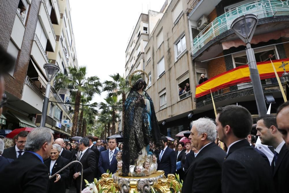 Pese a la fina lluvia que caía a primera hora de la mañana la procesión de Domingo de Resurección pudo celebrar el tradicional Encuentro en las cuatro esquinas