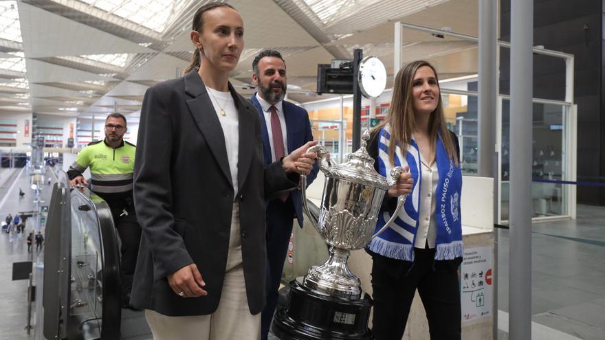 La Copa de la Reina llega en AVE a Zaragoza escoltada por exjugadoras del Barcelona y Real Sociedad