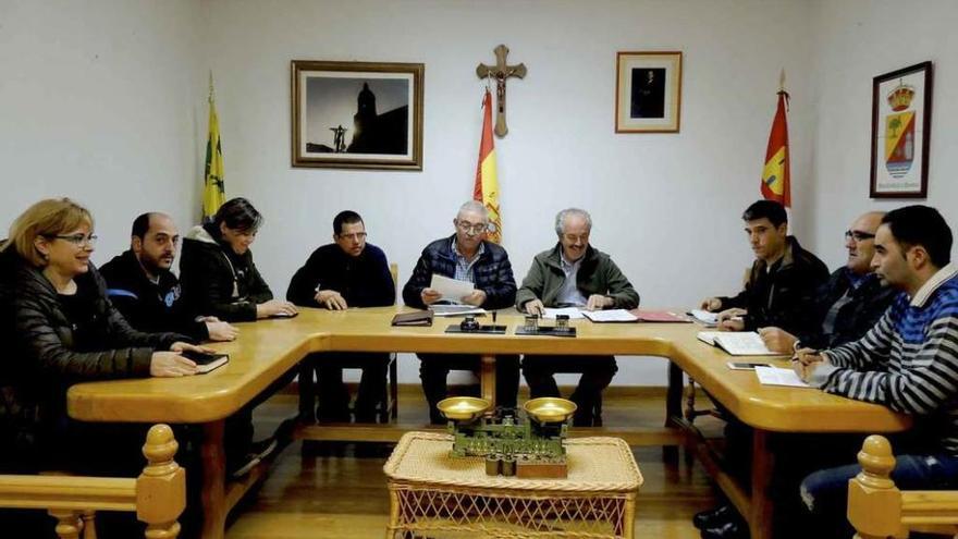 Los concejales de Santa Cristina en una sesión plenaria.