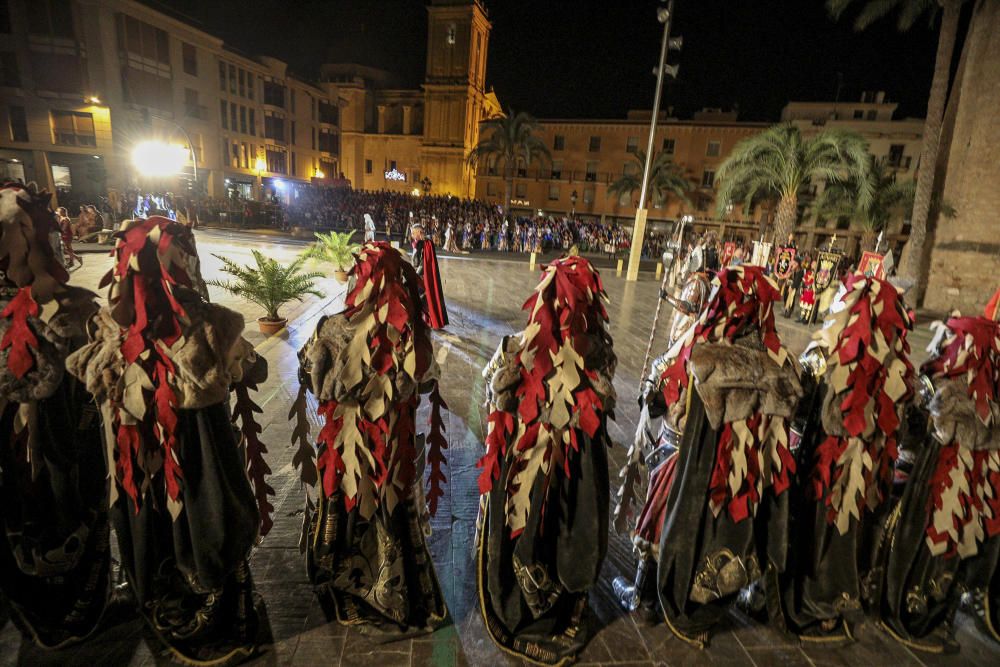 Los bandos de la cruz y la media luna recrean una emocionante embajada frente a Palacio Altamira de Elche.