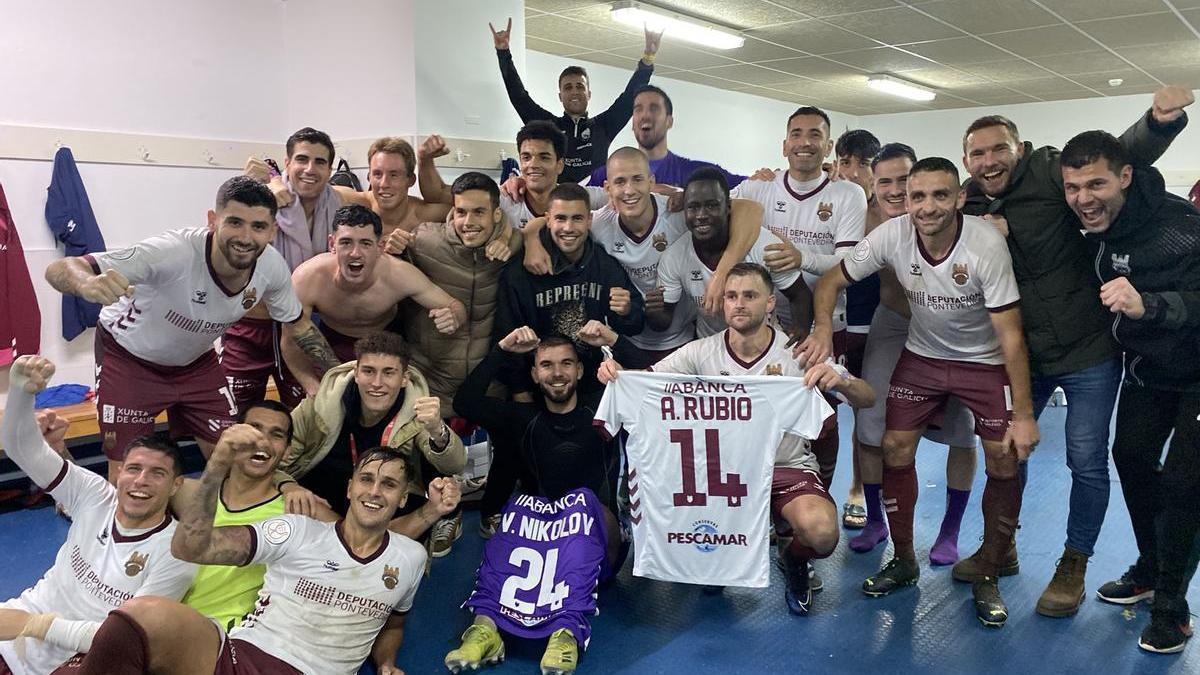 La plantilla del Pontevedra celebró el pase de ronda tras eliminar al Tenerife.