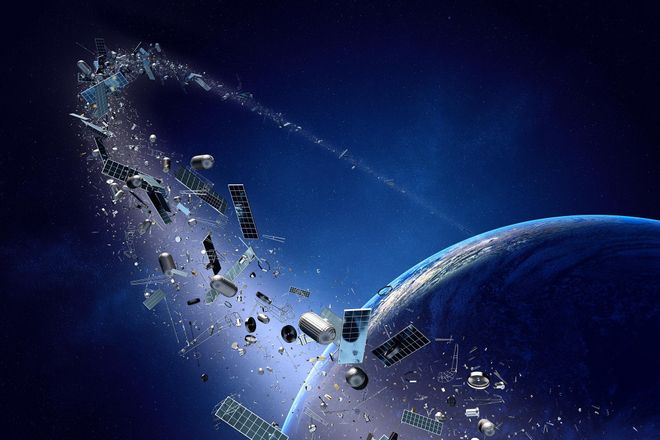 Un tros de runa espacial en flames sobrevola el litoral