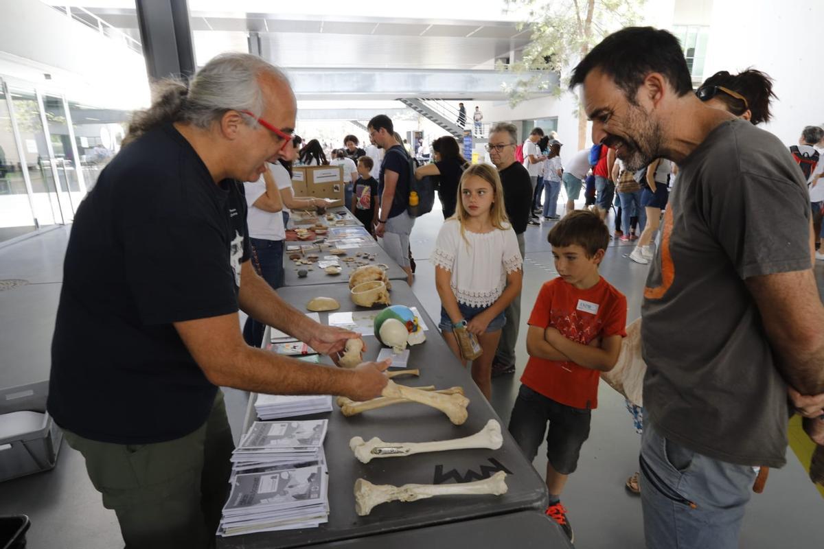 Miles de jóvenes se acercan a la ciencia en la Expociencia en el Parc Científic de la UV