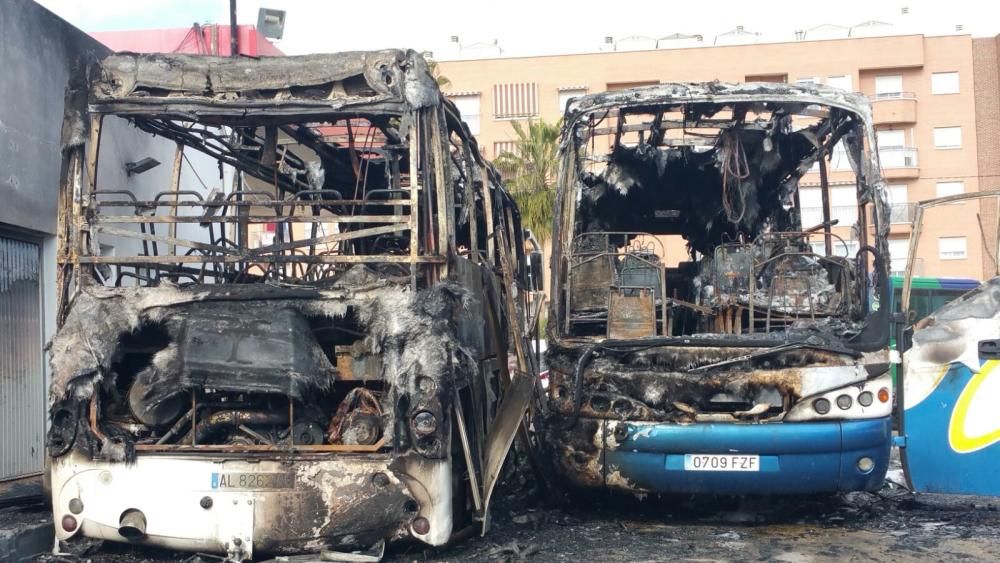 Arden dos autobuses al lado de una gasolinera en Lorca