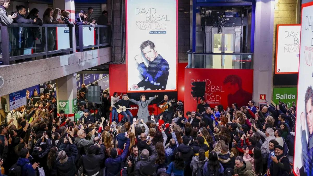 David Bisbal ha aparecido por sorpresa en el Metro de Madrid para inaugurar el famoso tren de la Navidad, un metro con decoración navideña que por estas fechas recorre la capital y sus principales puntos