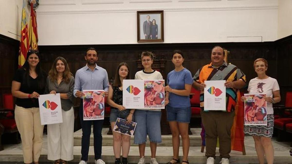Representantes municipales y participantes en la presentación de una nueva edición de Port Pride Sagunt.