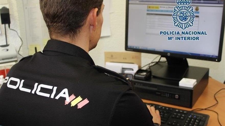 Agente de la Policía Nacional frente a un ordenador, en una imagen de archivo.