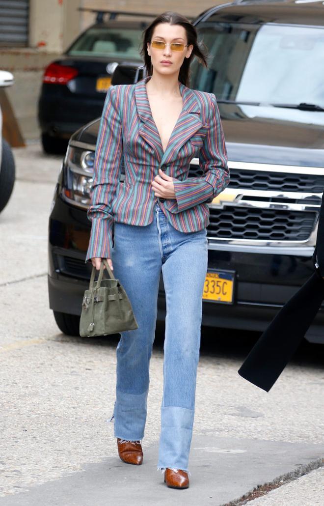 Look de Bella Hadid en la Semana de la Moda de Nueva York con vaqueros con el bajo combinado de Re/Done