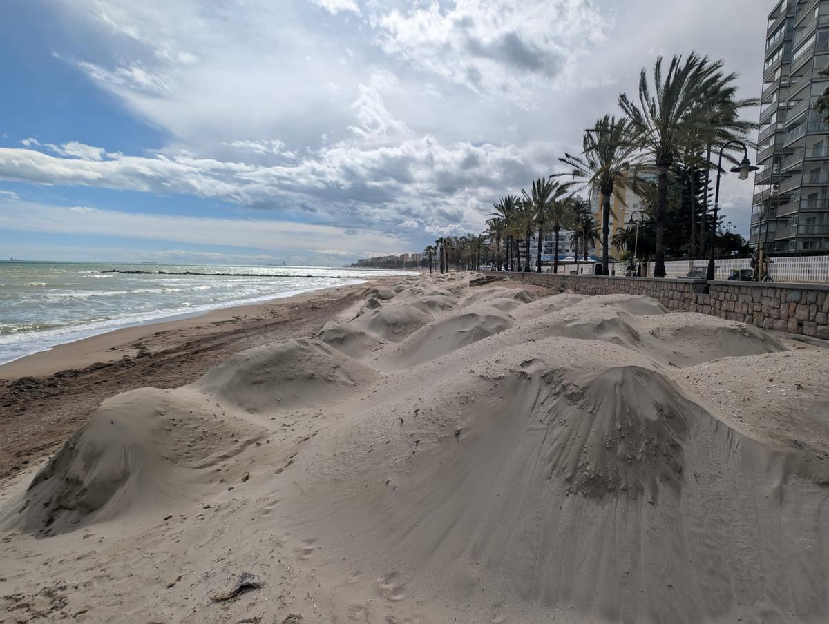 Los montones ya están preparados para esparcir en la playa a la espera de que finalicen los temporales.
