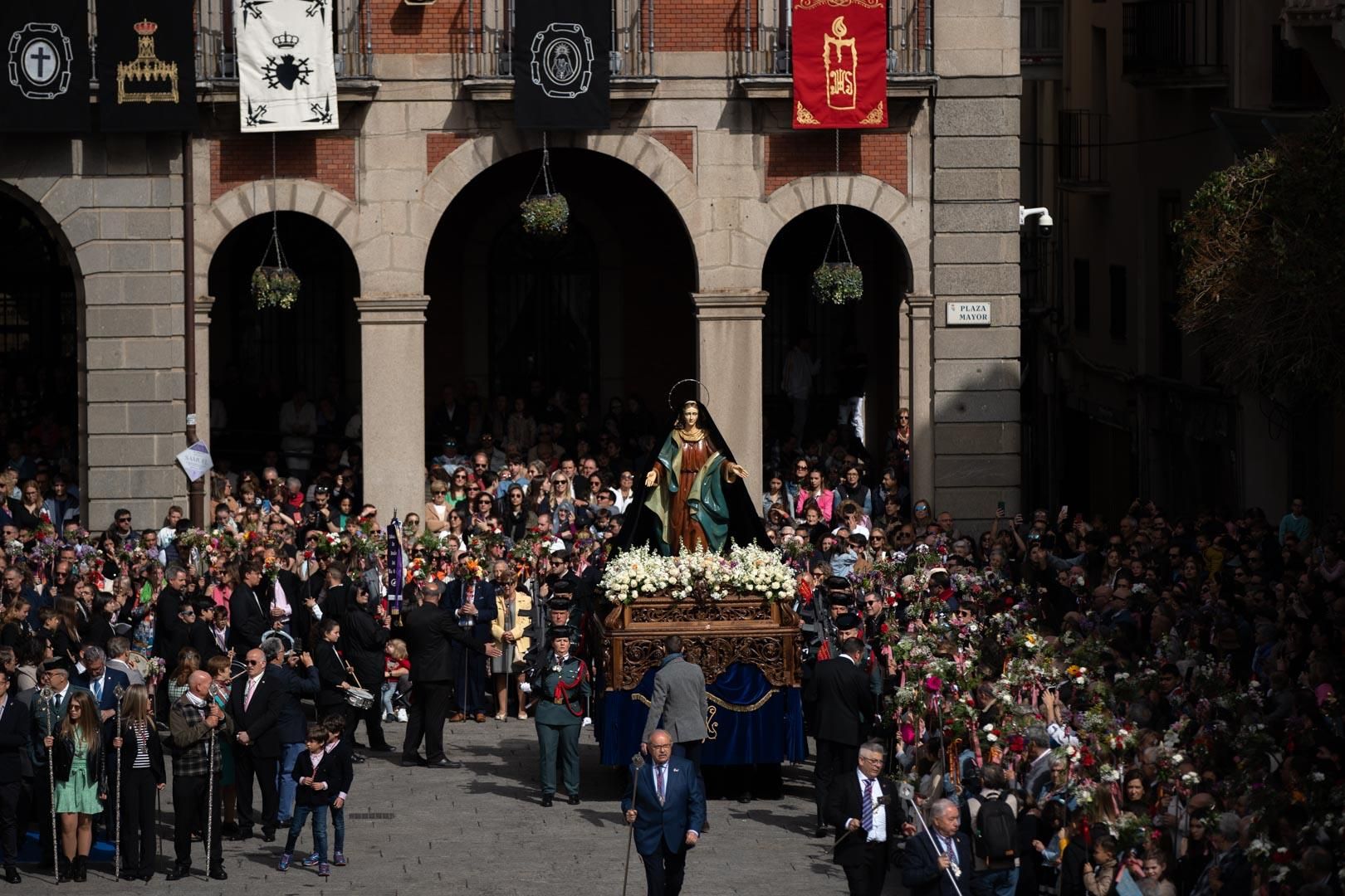 GALERÍA | Así ha sido el encuentro de Jesús Resucitado y su madre en la Plaza Mayor