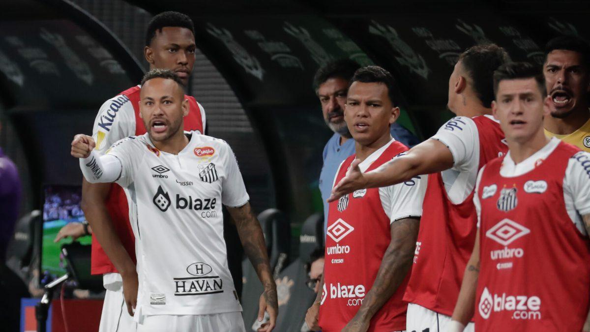 Neymar completa su primer entrenamiento con el Santos