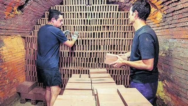 Ladrillos apilados una vez han pasado por el horno Hoffman. | JUAN JOSÉ TODOLÍ