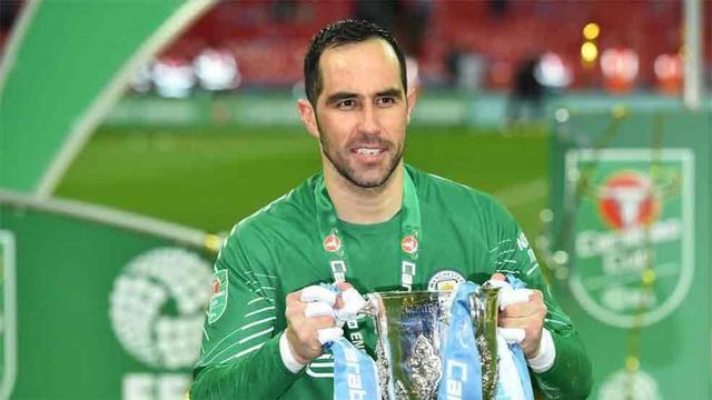 Claudio Bravo sumó su primer título con el Manchester City