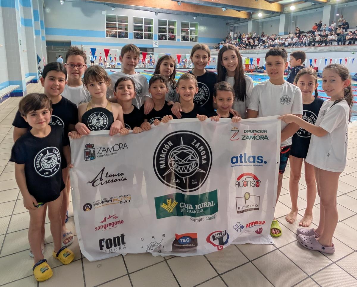 Equipo del CD Natación Zamora que participó en las ligas Benjamín y Prebenjamín el pasado fin de semana.