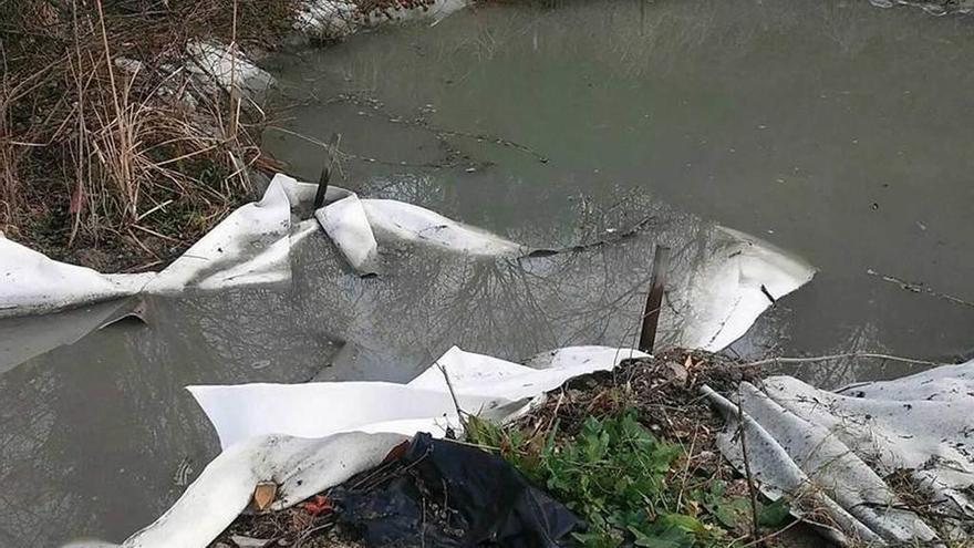 La balsa desde la que se habrían vertido residuos al río en Campomanes.