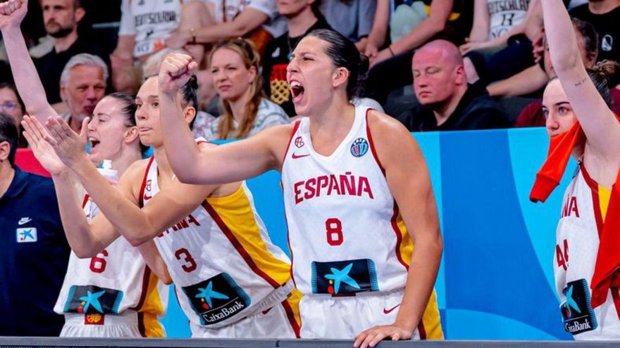 El banquillo de España celebra una canasta, con Iyana Martín a la derecha. |