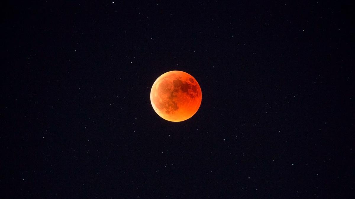 Vista de una de las últimas lunas rojas visibles en España.