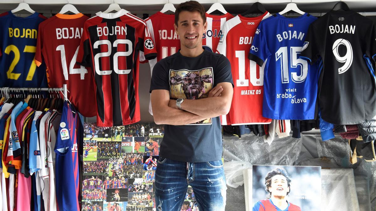 Bojan Krkic delante de algunas de las camisetas que ha vestido.