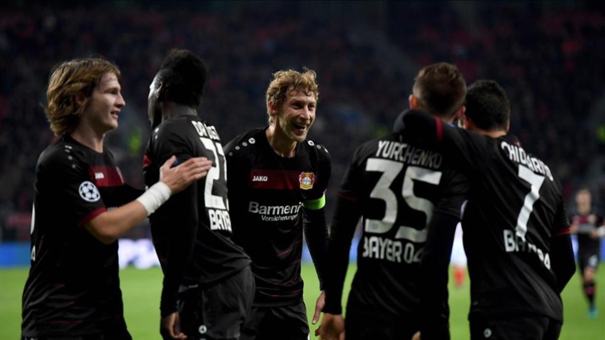 Los jugadores del Bayer Leverkusen celebraron la victoria en un partido totalemnte intrascendente