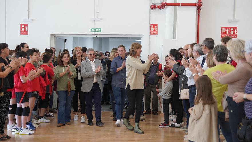 Xàtiva estrena el nuevo pabellón con un emotivo homenaje a la exjugadora Pilar Larriba