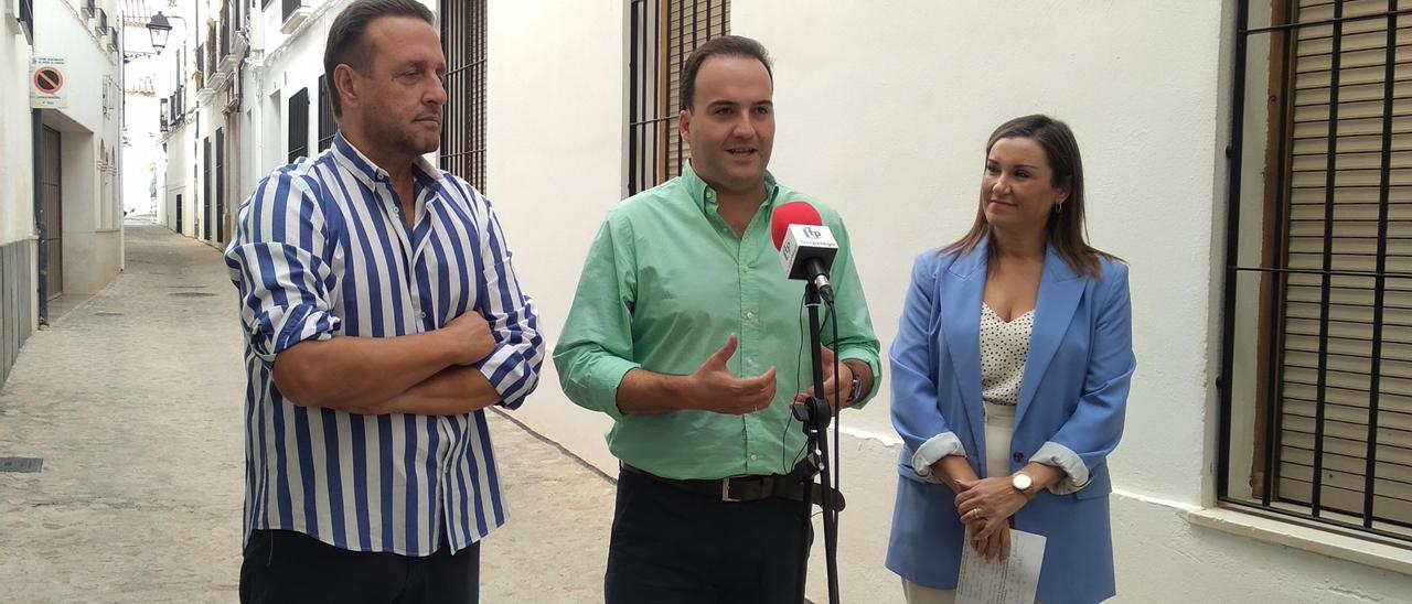 Javier Ibáñez, Juan Ramón Valdivia y Raquel López, en Priego atendiendo a los medios.