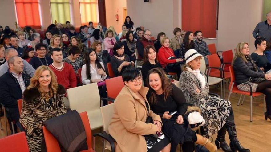 Asistentes al acto celebrado en la Casa de Cultura de Sama.