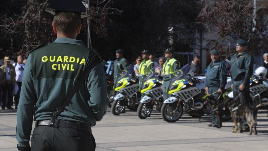 Agentes de la Guardia Civil durante en ensayo del desfile que se celebró en La Marina en octubre.