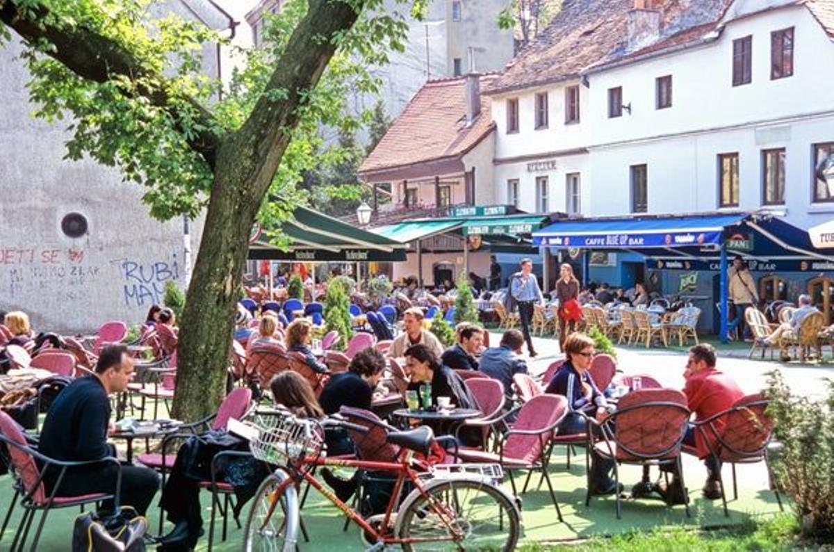 Terraza en la calle Tkalciceva de Zagreb.