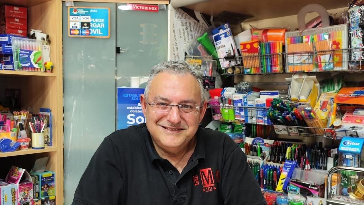 Francisco Montilla "Monti", en su quiosco, que lo ha dejado tras 58 años de negocio familiar