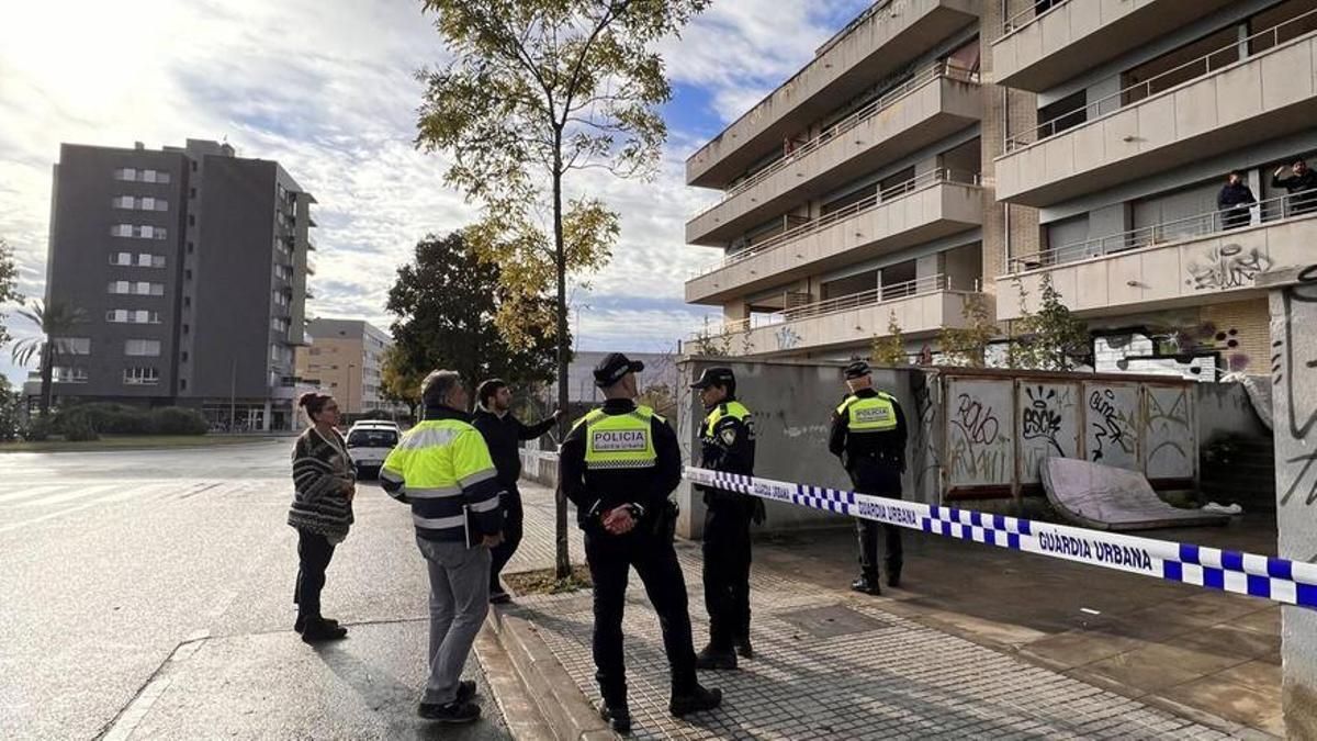 Moment del desnonament de l'edifici del carrer Ponent de Figueres.