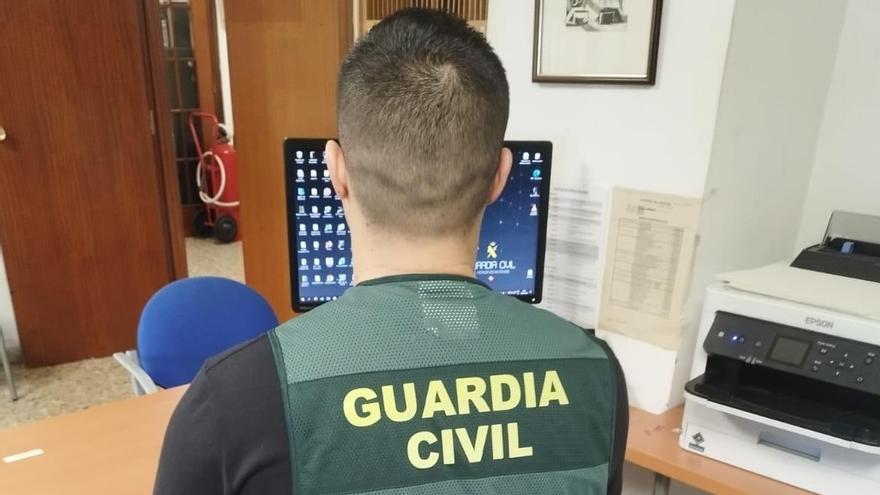 Un agente de la Guardia Civil
