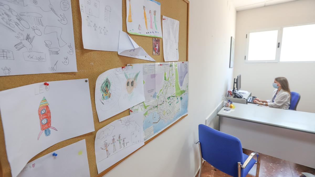 Unidad de Salud Mental Infanto-Juvenil del departamento que tiene su sede en uno de los centros de salud de Torrevieja. Imagen de archivo