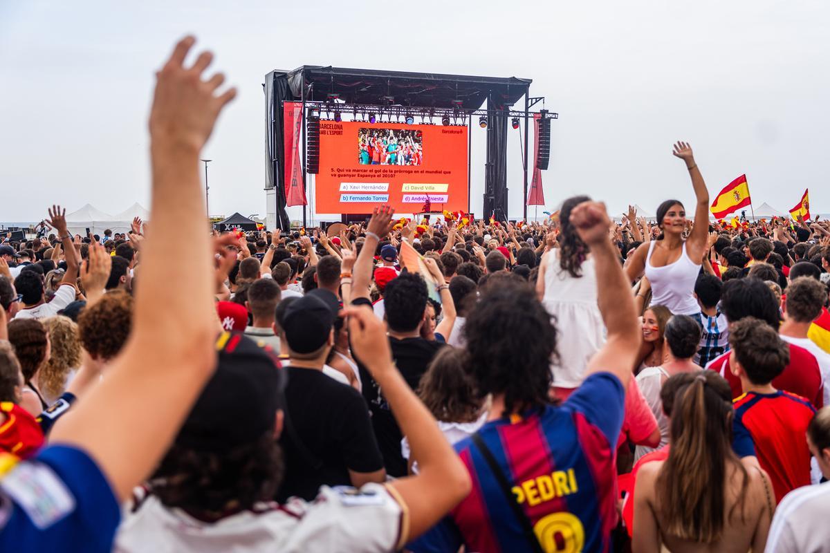 Aficionados de la selección española y de la selección argentina siguen la final del Mundial 2026 en la pantalla gigante situada en la Plataforma Marina del Fòrum