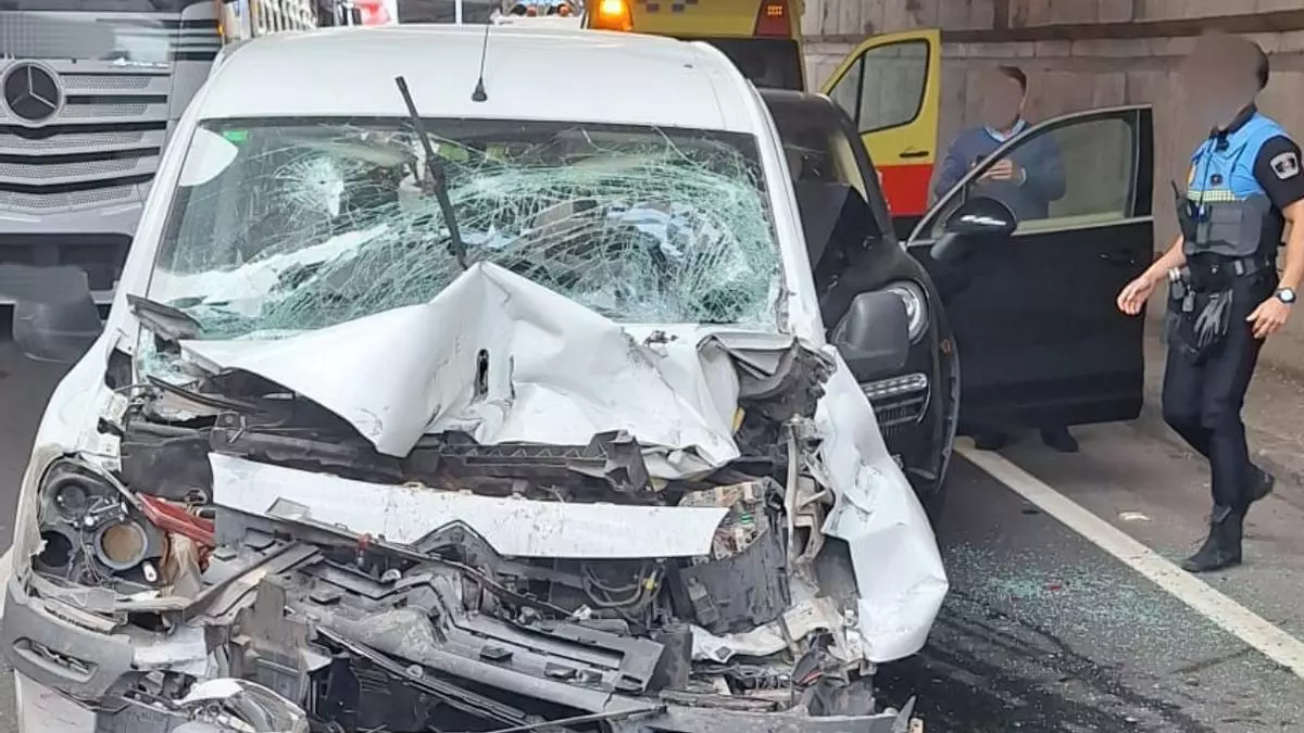 Aparatoso accidente en el interior del Julio Luengo: dos personas acaban hospitalizadas