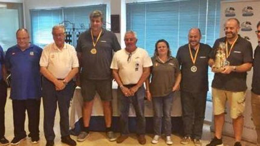 Imagen de los vencedores en la entrega de trofeos.