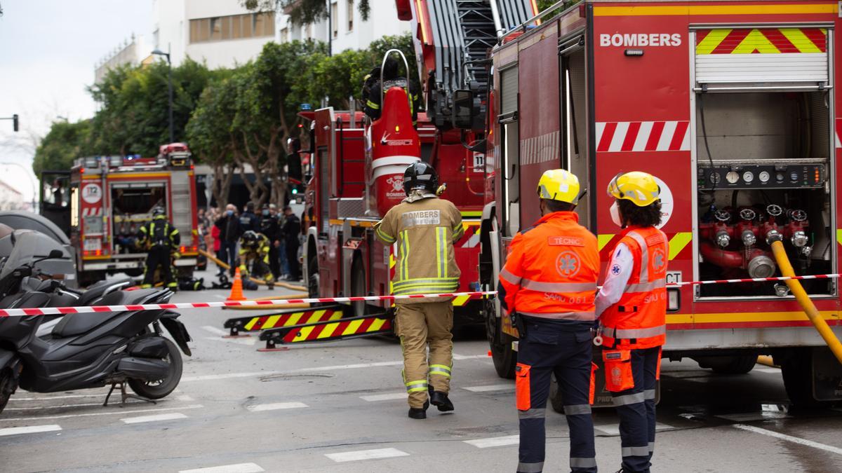 Alarma por un gran incendio en el centro de Ibiza