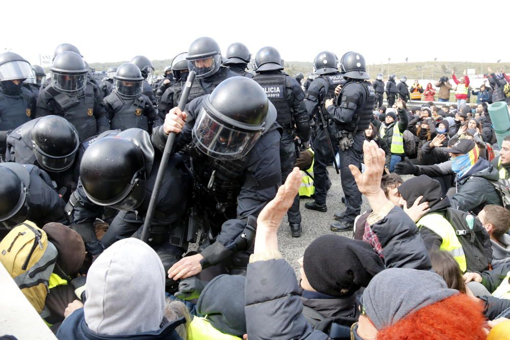 Fort desplegament policial dels Mossos d'Esquadra per desallotjar els manifestants de l'AP-7, el 27 de març.