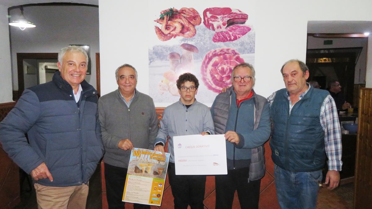 Pie Azul' entrega a su apadrinado la recaudación de la garbanzada solidaria  del pasado domingo - El Periódico Extremadura