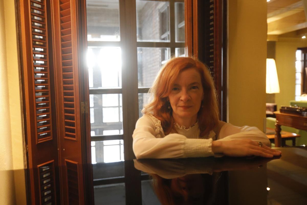 La escritora zaragozana Begoña Oro en el Hotel Palafox, recientemente.